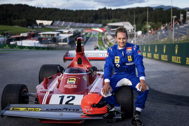Mathias Lauda mit dem Ferrari seines Vaters