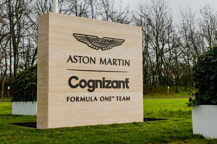 Beim Haupteingang des Formel-1-Rennstalls von Aston Martin