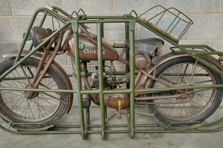 Diese Motorrädchen für Fallschirmjäger im zweiten Weltkrieg baute Royal Enfield unter dem Namen Flying Flea