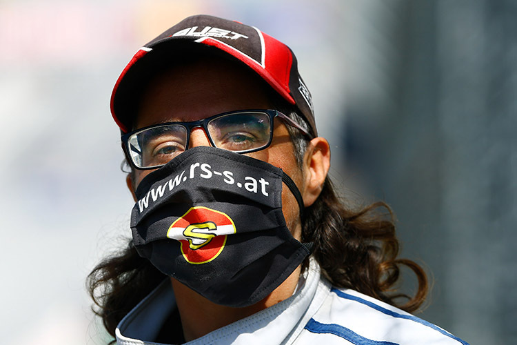 Sabine Wölfler agierte beim MotoGP-Test als Streckenposten, natürlich mit Mund-Nasen-Schutz.