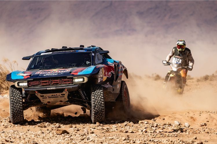 Ein Etappensieg bei der Rallye-Marokko: Carlos Sainz im neuen Ford Raptor