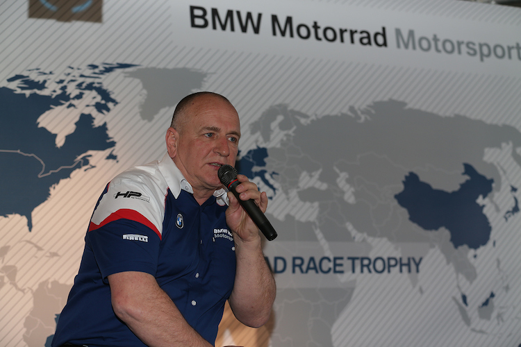 BMW-Manager Berthold Hauser bei Vorstellung der 'Race Trophy' in Assen