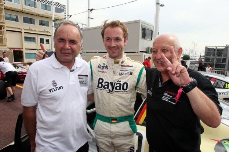 Walter Lechner nach Supercup Sieg mit René Rast und Technikchef Franz Maier (von rechts nach links) 