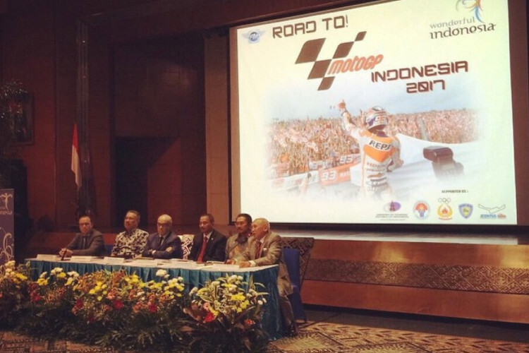 Dorna-CEO Carmelo Ezpeleta (Mitte) verhandelt bereits mit der indonesischen Regierung