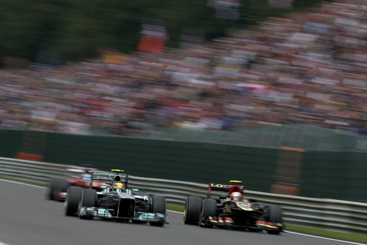 Lewis Hamilton (links vorne): Am Speed auf der Kemmel-Geraden lag es nicht
