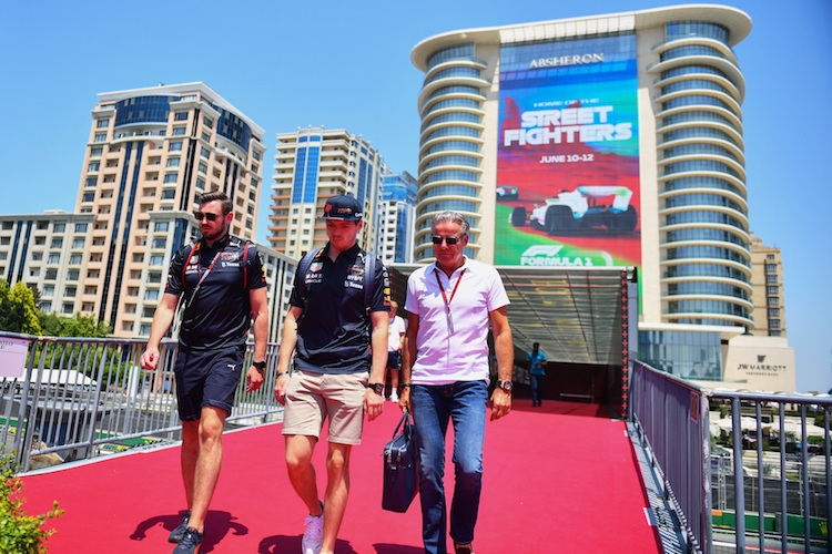 Max Verstappen kommt in Baku an