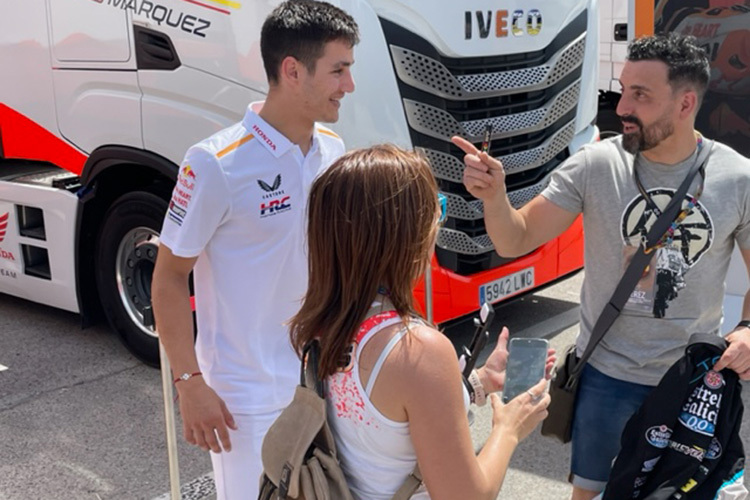 Iker Lecuona mit Fans im Paddock von Jerez
