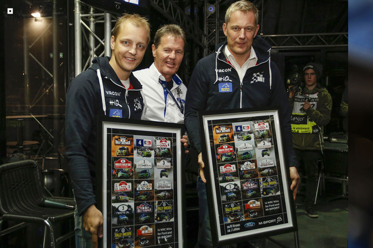 Zum Abschied Poster mit allen gemeinsamen Siegen – M-Sport-Teamchef Malcolm Wilson mit Mikko Hirvonen und Beifahrer Jarmo Lehtinen