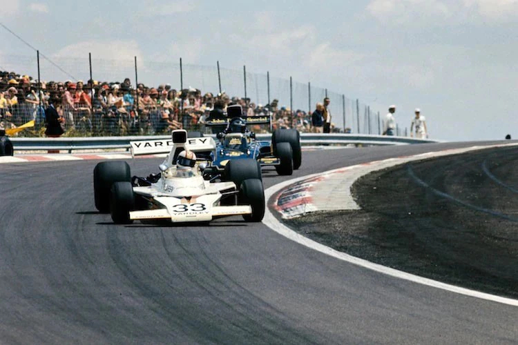 Mike Hailwood im McLaren-M23 vor Jacky Ickx im Lotus-77E in Dijon-Prenois 1974