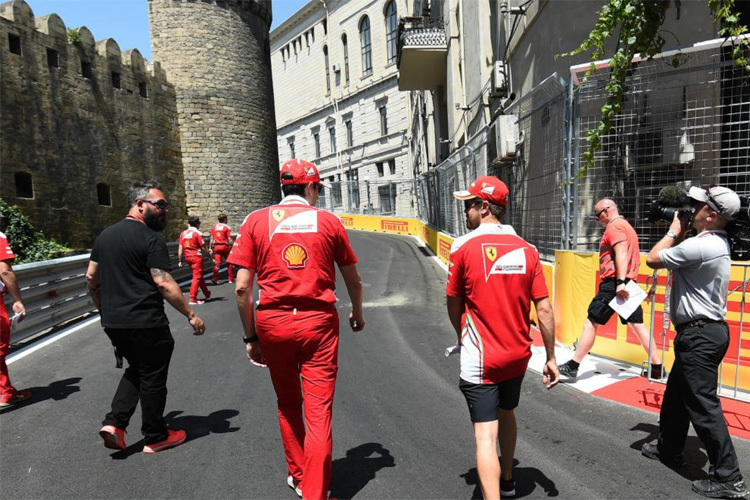 Sebastian Vettel mit seinen Ferrari-Kollegen in der engen Kurve 8
