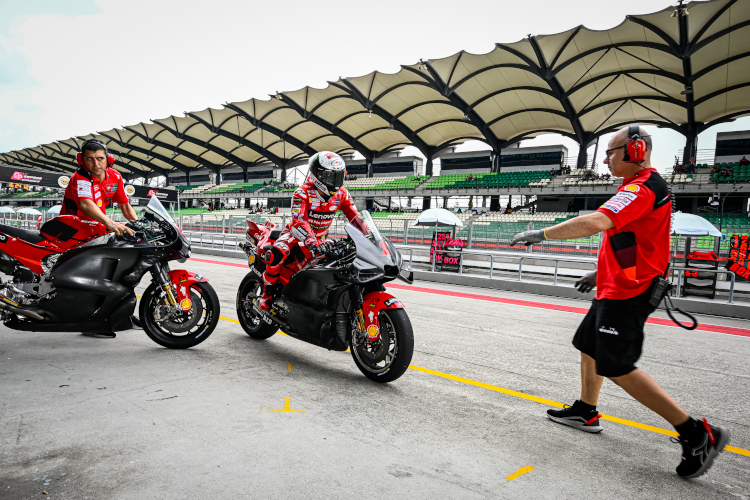 Sepang-Test: Pecco Bagnaia und ein Teil seiner Ducati-Crew