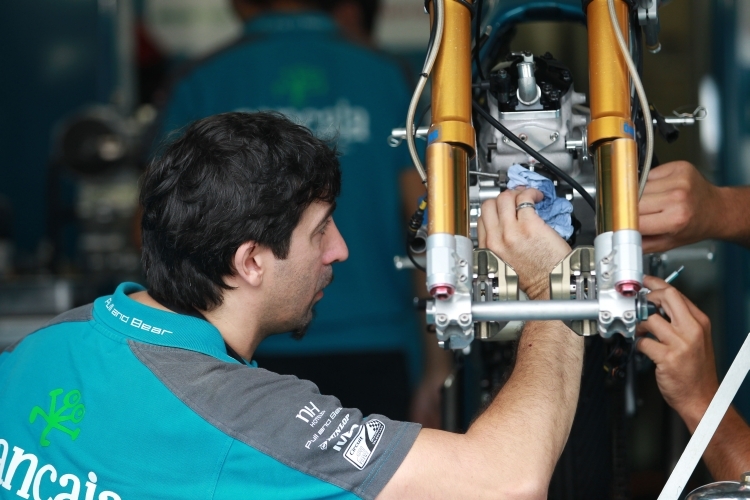 Mechaniker arbeiten an Nicolas Terols bike