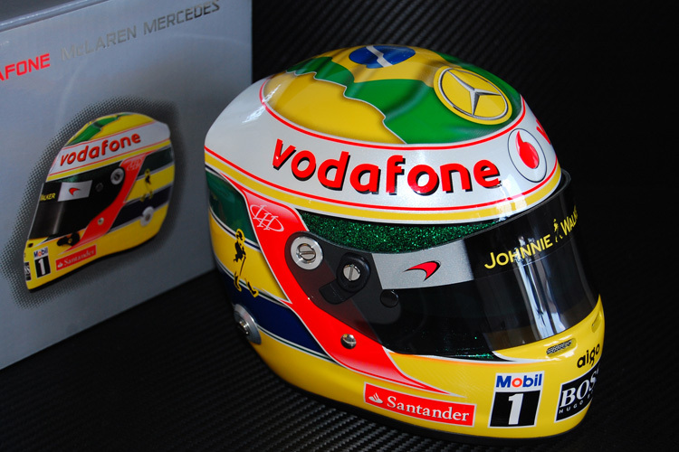 Ein Knicks vor Ayrton Senna auf Hamiltons Helm 2011