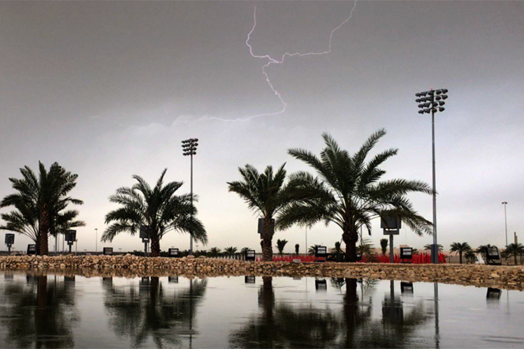 Blitz und Donner und Regen über dem Bahrain International Circuit