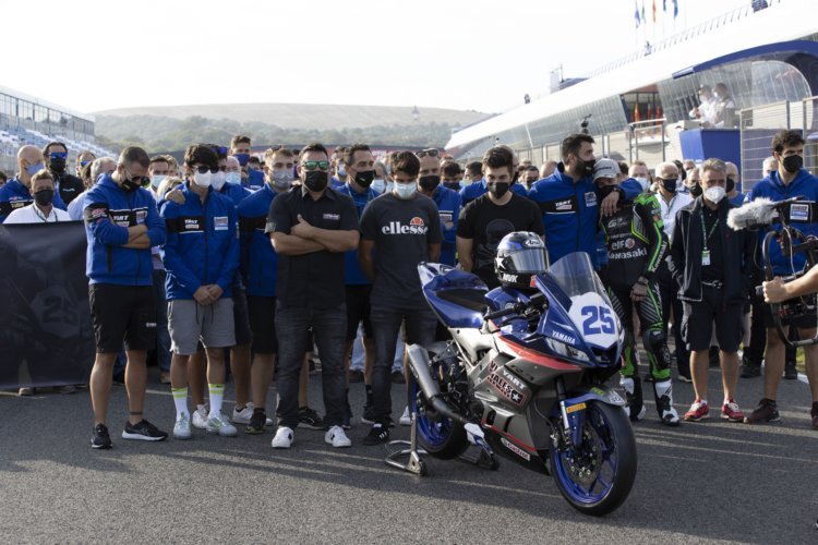 Das gesamte Fahrerlager versammelte sich in Jerez zur Gedenkminute an Dean Berta-Vinales