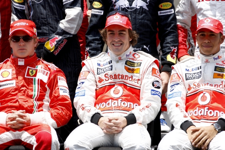 Alonso (Mitte) machte gegen Hamilton (re.) Stimmung