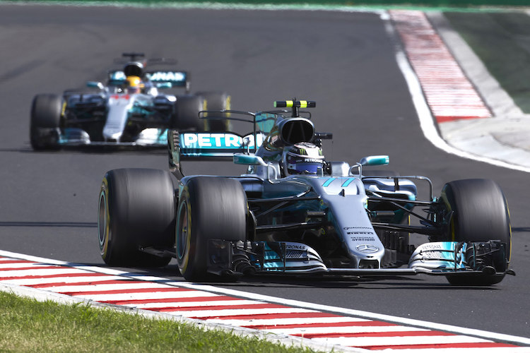 Valtteri Bottas vor Lewis Hamilton in Ungarn