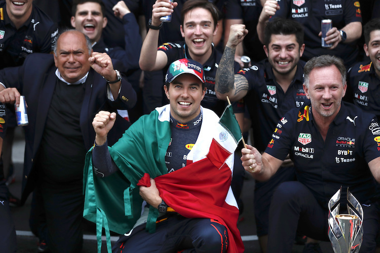 Sergio Pérez (mit Flagge), links sein Vater im Sakko