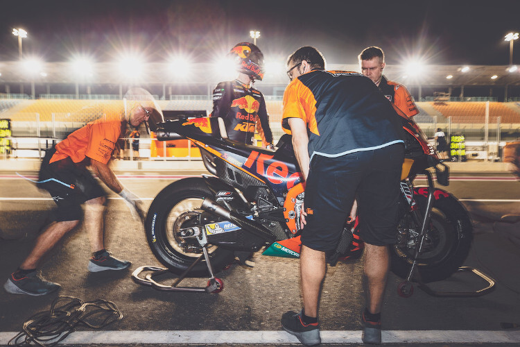 Beim Katar-Test durften die MotoGP-Teams noch arbeiten, hier die KTM-Crew von Pol Espargaró