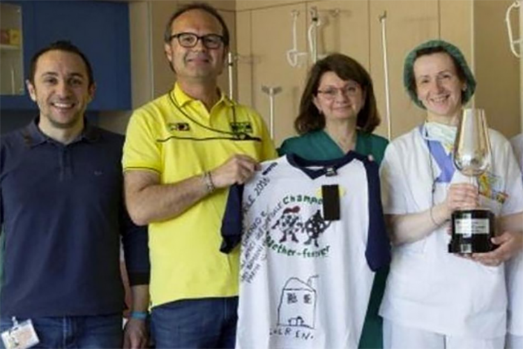 Leiter des offiziellen Rossi-Fan-Clubs Flavio Fratesi brachte die Geschenke des neunfachen Weltmeisters in das Kinder-Krankenhaus von Parma