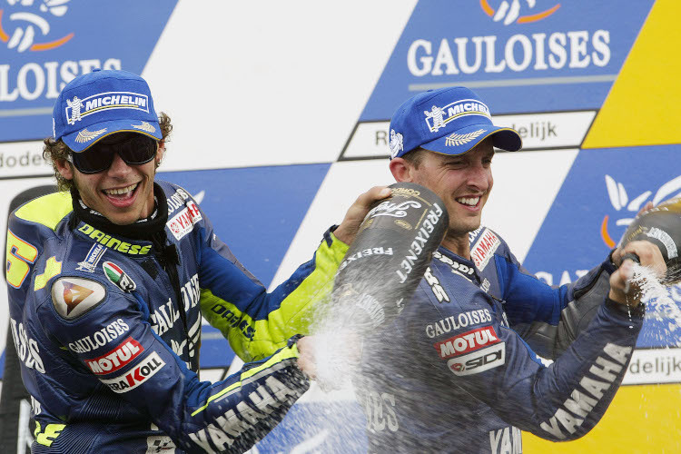 2005 in Assen: Die Yamaha-Teamkollegen Valentino Rossi und Colin Edwards auf dem Podest