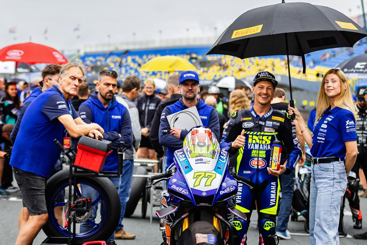 Frank Brouwer (3.v.li.) mit Aegerter in er Startaufstellung von Assen