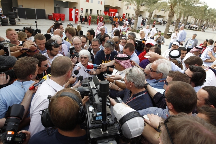 Bernie Ecclestone umzingelt von Reportern