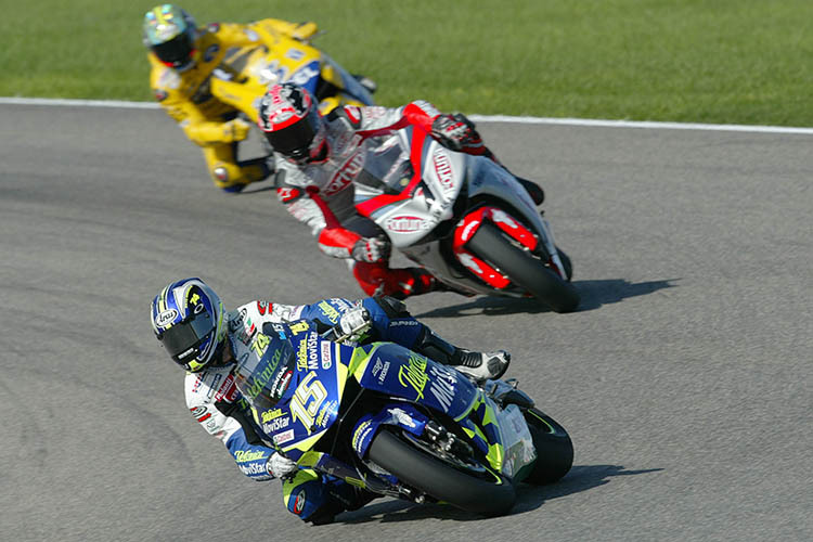 2003: Gibernau (15) auf der Gresini-Honda vor Checa (7) und Biaggi