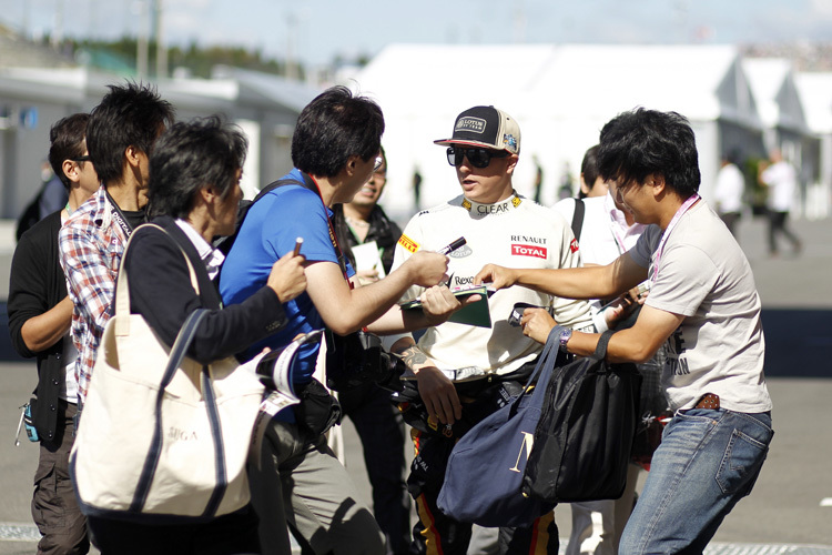 Kimi Räikkönen 2012 inmitten japanischer Fans in Suzuka