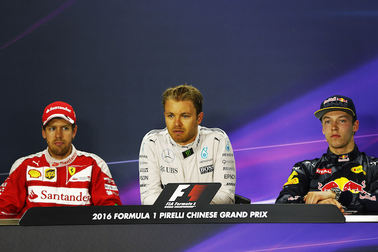 Sebastian Vettel (links) und Daniil Kvyat (rechts) sind sich nicht ganz einig