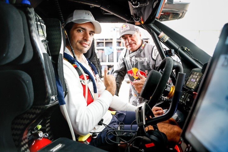 Ferrari-Fahrer Carlos Sainz junior und sein Vater bei der Dakar 2023