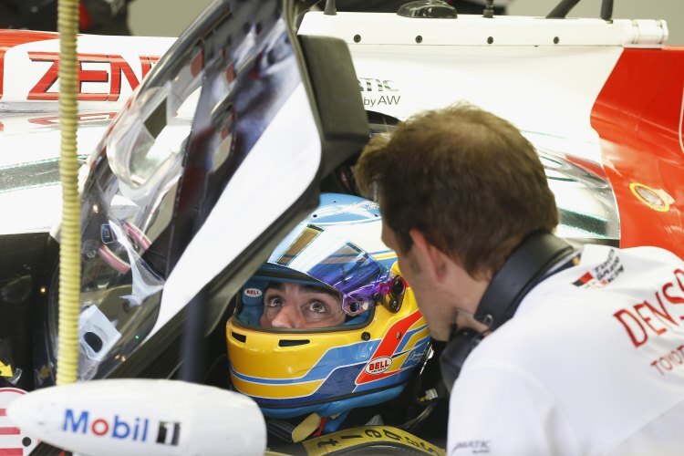 Fernando Alonso im Cockpit des Toyota TS050 Hybrid. Alex Wurz (re.) gab ihm viele Ratschläge