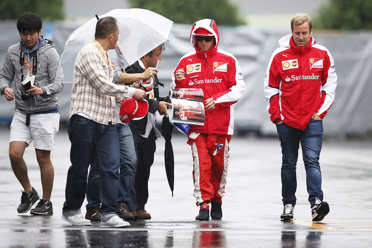 Kimi Räikkönen gibt auch bei Regen Autogramme