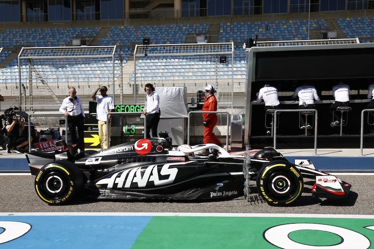 Kevin Magnussen im neuen Haas-Rennwagen, hinten guckt Lewis Hamilton zu