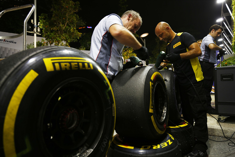 Arbeit an den Pirelli-Reifen in der Nacht von Singapur