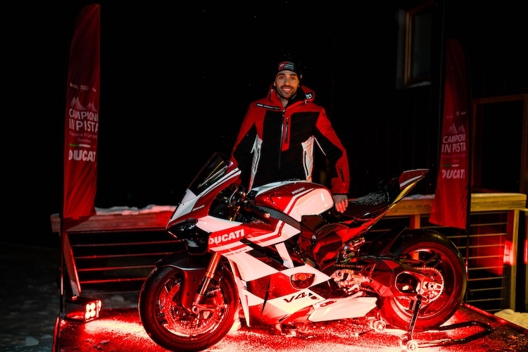 Testfahrer Michele Pirro mit einer Ducati Panigale V4S