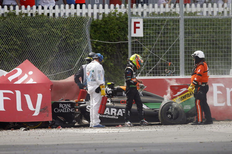 Sergio Pérez ist seinem kaputten Force India entstiegen