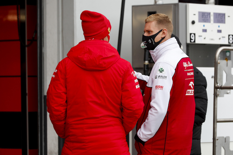 Sebastian Vettel unterhielt sich am Nachmittag mit Mick Schumacher