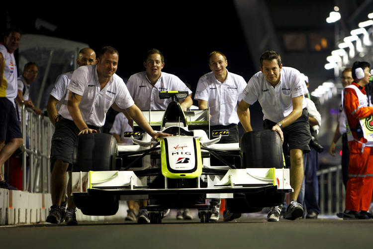 Rubens Barrichellos Auto auf dem Weg zur Abnahme