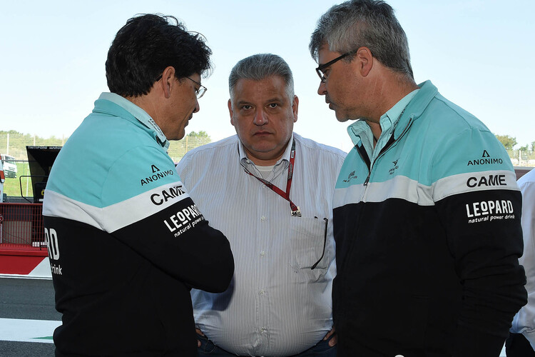 Freude bei Kiefer Racing: Stefan Kiefer (links) und Jochen Kiefer mit Leopard-Chef Flavio Becca (Mitte)