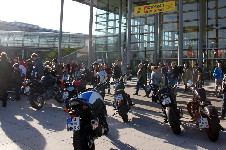 Motorräder dürfen kostenlos direkt am Eingang Ost geparkt werden