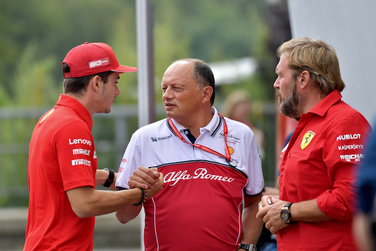 Charles Leclerc, Fred Vasseur und Ferrari-Logistiker Gino Rosato