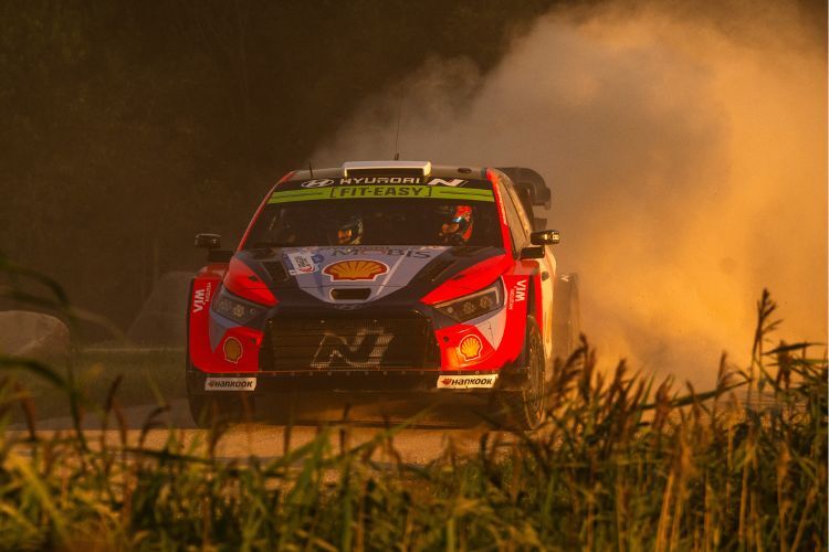 Hyundai-Pilot Ott Tänak beim Homeevent erst einmal auf Platz zwei
