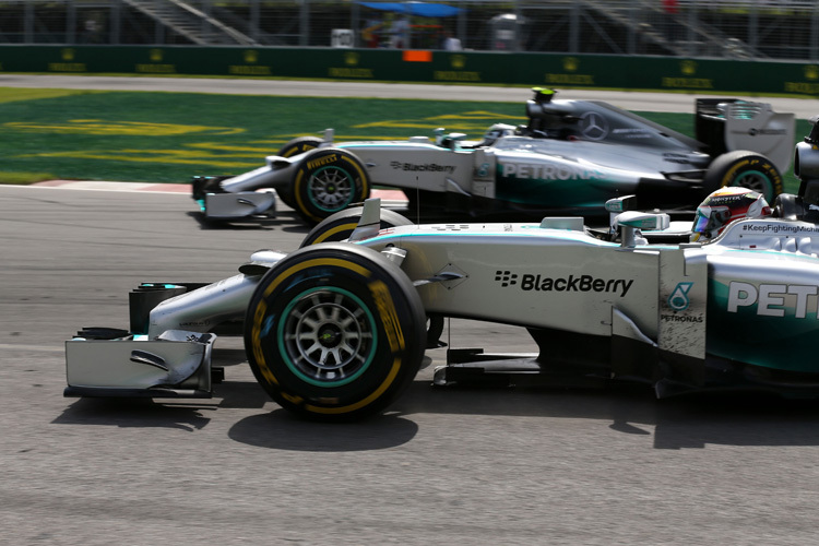 Lewis Hamilton und Nico Rosberg Kopf an Kopf