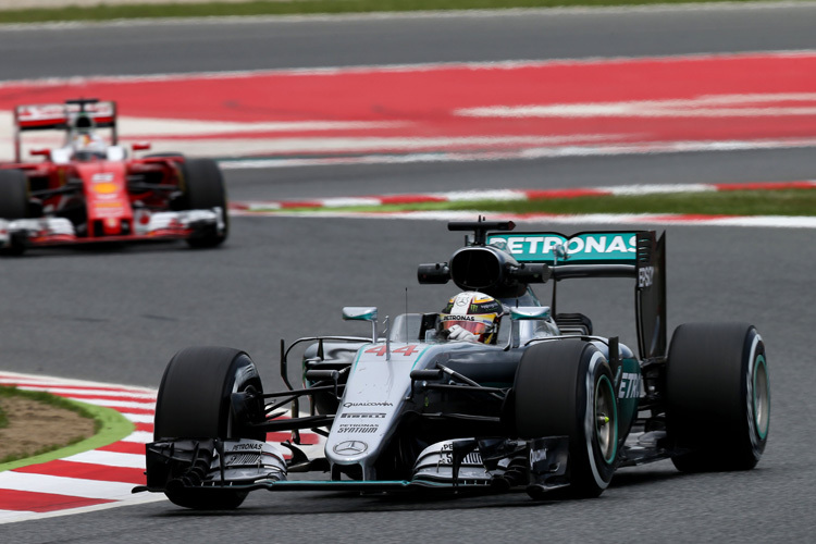 Lewis Hamilton vor Sebastian Vettel: Ferrari ist Mercedes auf den Fersen