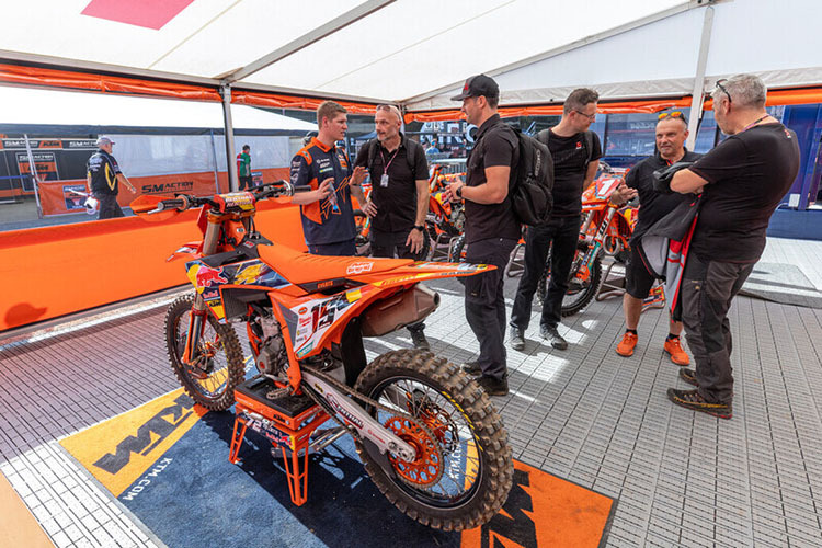 Liam Everts mit Auspuff-Hersteller Akrapovic beim MXoN