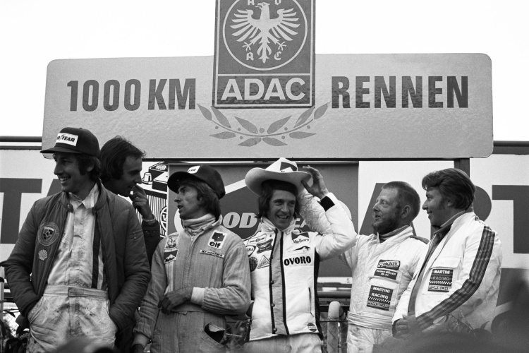 Bild aus dem Jahre 1975: Herbert Müller (2. v.r.) auf dem Podium des Nürburgrings