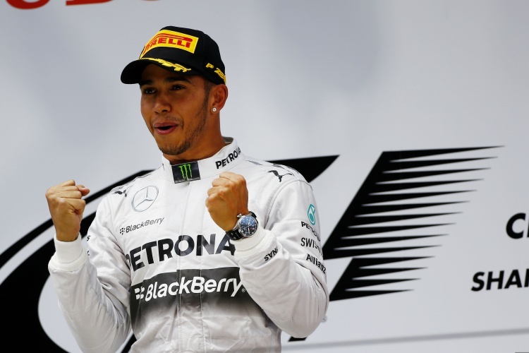 Lewis Hamilton freut sich über seinen Sieg