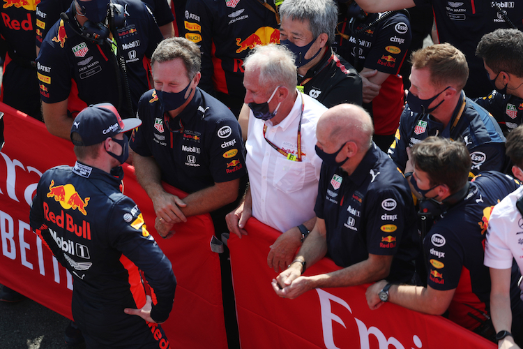 Von links: Max Verstappen, Christian Horner, Dr. Helmut Marko, Adrian Newey