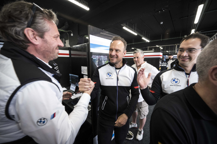 BMW-Chef Markus Flasch (Mitte) gratuliert Marc Bongers (li.)